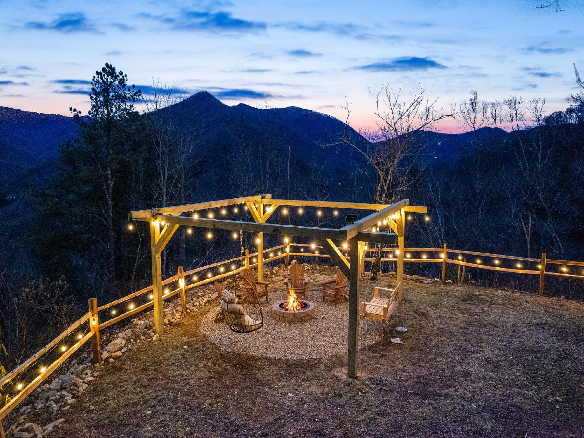 Maggie Valley Cabin With Beautiful Mountain Views, Hottub, Pet Friendly, Gameroom, Fireplace Exterior photo