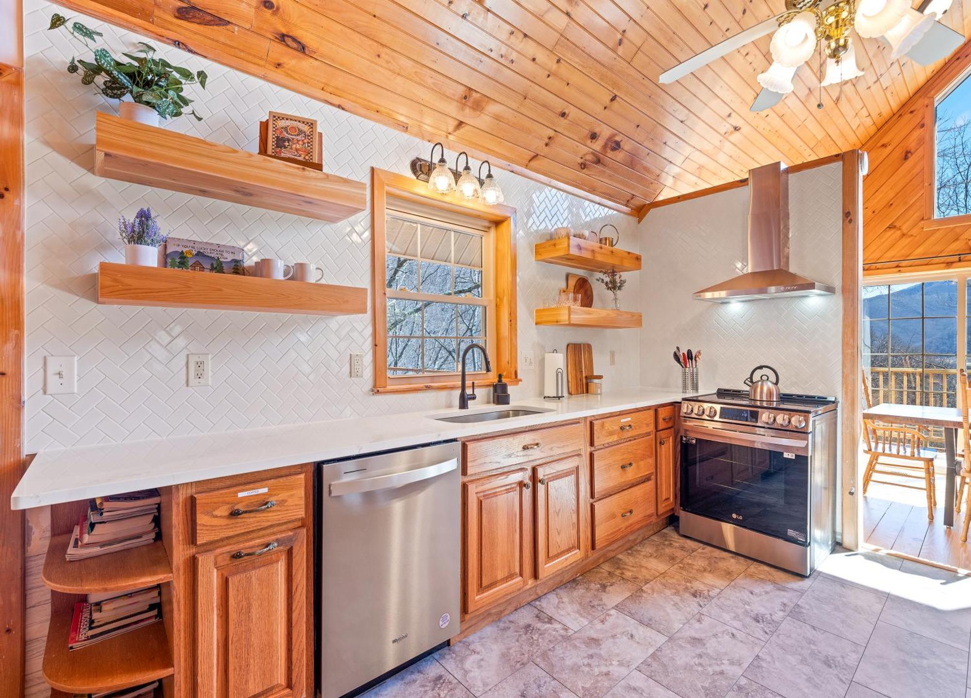 Maggie Valley Cabin With Beautiful Mountain Views, Hottub, Pet Friendly, Gameroom, Fireplace Exterior photo